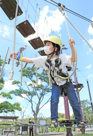 青空の下、アスレチック施設で楽しむ子ども＝２３日午前、三木市細川町垂穂、ネスタリゾート神戸（撮影・鈴木雅之）