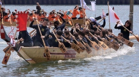 昨年開催のペーロン競漕の一シーン＝２０１９年５月２６日、相生市の相生湾