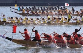 昨年開催のペーロン競漕の一シーン＝２０１９年５月２６日、相生市の相生湾