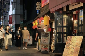 にぎわいが戻りつつある神戸・三宮。店の入り口を開放して営業する店が目立つ＝２３日夜、神戸市中央区北長狭通２（撮影・斎藤雅志）