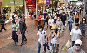 緊急事態宣言が解除され営業再開した店も増え始めた三宮センター街＝２４日午後、神戸市中央区