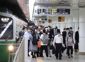 マスクを着けた通勤客で混雑するホーム＝２５日午前７時５６分、神戸市中央区、神戸市営地下鉄三宮駅（撮影・斎藤雅志）