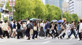 大勢の通行人が行き交うＪＲ元町駅前の横断歩道＝２５日午前１０時４分、神戸市中央区（撮影・斎藤雅志）