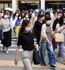 駅前の横断歩道を大勢の人が行き交った＝２５日午前１０時１０分、神戸市中央区、ＪＲ元町駅前（撮影・斎藤雅志）