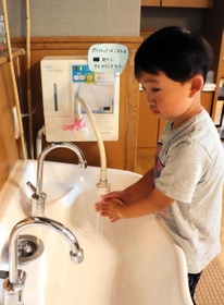 丁寧に手を洗う子ども。感染防止の警戒は続く＝２５日午前、神戸市垂水区清水が丘３、認定こども園「心の森」