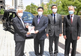 特別仕様車の目録を受け取る井戸敏三知事（左）＝県庁