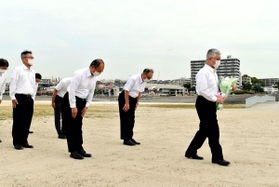 事故現場で献花する泉房穂明石市長＝５月26日午前、明石市大蔵海岸通１
