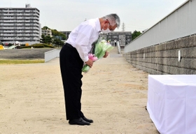 事故現場で献花する泉房穂明石市長＝２６日午前、明石市大蔵海岸通１
