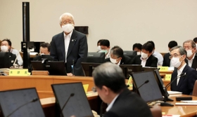 新型コロナウイルス感染症対策本部会議で、今後の対処方針について話す井戸敏三・兵庫県知事＝２６日午後、神戸市中央区中山手通５、県災害対策センター（撮影・吉田敦史）