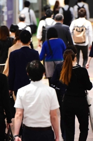 勤め先へと急ぐ人たち。多岐にわたる経済打撃で、雇用への影響が懸念されている＝２６日午前、神戸市中央区（撮影・秋山亮太）