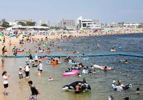 にぎわう昨年夏の須磨海水浴場＝２０１９年８月４日、神戸市須磨区