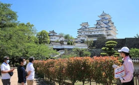 ５０日ぶりに屋外での見学を再開した世界文化遺産・国宝姫路城＝２８日午前、姫路市本町（撮影・小林良多）