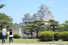 ５０日ぶりに城内の見学を再開した世界文化遺産・国宝姫路城＝２８日午前、姫路市本町（撮影・小林良多）