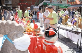 南京町商店街で開かれた新型コロナウイルスの「終息祈願祭」＝２８日午前、神戸市中央区元町通１（撮影・吉田敦史）