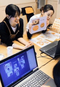 家にいる子どもたちに、遊びや本読みなどの動画を届けるオンライン保育＝２１日午前、神戸市垂水区、多夢の森