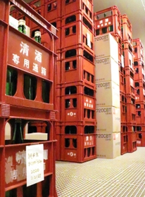 販売量が減少し、酒蔵の冷蔵庫に眠ったままとなっている新酒＝明石市魚住町、茨木酒造