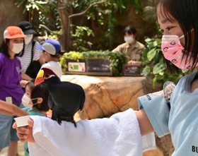 営業再開した「神戸どうぶつ王国」。生き物と触れ合う子どもたちの笑顔がこぼれた＝２９日午前、神戸市中央区港島南町７、神戸どうぶつ王国（撮影・秋山亮太）