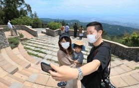 再開した六甲山ガーデンテラスを楽しむ家族連れら＝３０日午前、神戸市灘区六甲山町（撮影・鈴木雅之）