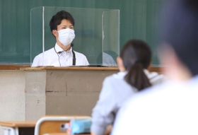 飛沫対策として、アクリル板で囲まれた教卓で生徒と向き合う教員＝神戸市須磨区横尾９、啓明学院中学校・高校