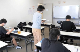 日本語学校で学ぶ外国籍の学生たち。日本語試験の中止で不安を募らせる＝神戸市中央区