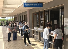 各施設や学校などが６月１日から再開されるのを前に、定期券を買い求める人たち＝３０日午後、神戸市西区糀台５、神戸市営西神中央駅（撮影・辰巳直之）