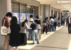 各施設や学校などが６月１日から再開されるのを前に、定期券を買い求める人たち＝３０日午後、神戸市西区糀台５、神戸市営西神中央駅（撮影・辰巳直之）