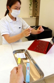 患者の自宅に届けられる抗体検査のキット。オンラインで使い方を実演する＝神戸市東灘区魚崎中町１、まりこ中町内科