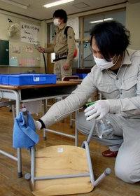 ６月１日からの学校再開に向けて教室を消毒する作業員ら＝２９日、姫路市坊主町、市立野里小学校（撮影・山本　晃）