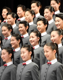 昨年の入学式前撮影の様子＝２０１９年４月１８日午前、宝塚市武庫川町