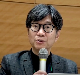 立命館大学経済学部教授の松尾匡さん＝東京都（本人提供）