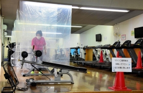 トレーニング器具の間にビニールシートを貼り、ランニングマシーンも１台おきに利用できるようにした＝３１日午後、西宮市河原町、西宮スポーツセンター（撮影・中西幸大）