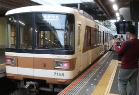 谷上駅を出発する北神急行の車両＝３１日午後、神戸市北区、谷上駅（撮影・辰巳直之）