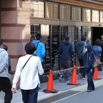 開店を待っていた客が一定の間隔を空けながら次々と入っていくパチンコ店＝１日午前、神戸市灘区（撮影・吉田敦史）