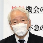 緊急事態宣言の延長について県の方針について説明する井戸敏三知事＝４日午後、神戸市中央区、兵庫県庁（撮影・斎藤雅志）