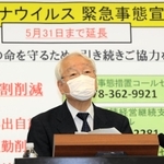 緊急事態宣言の延長について県の方針について説明する井戸敏三知事＝４日午後、神戸市中央区、兵庫県庁（撮影・斎藤雅志）
