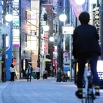 休業する飲食店も多く、閑散とする三宮・東門街。日常は遠い＝４日夜、神戸市中央区（撮影・中西幸大）