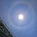 明石海峡の上空に出現した「日暈」＝５日午後、神戸市垂水区、県立舞子公園