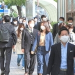 緊急事態宣言が延長された中で大型連休が明け、マスクを着けて職場に向かう人たち＝７日午前、神戸市中央区（撮影・鈴木雅之）