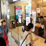 食品フロアの営業が再開され、入店する買い物客ら＝７日午前、神戸市中央区明石町、大丸神戸店（撮影・鈴木雅之）