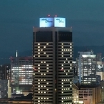 客室の明かりで「ＨＯＰＥ」「ＫＯＢＥ」の文字を浮かび上がらせたホテルオークラ神戸＝７日夜、神戸市中央区