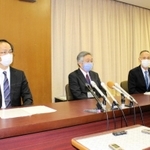 看護師の新型コロナ感染が判明し、会見する市民病院の阪倉長平院長（左端）ら＝明石市役所