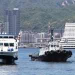 医療従事者を激励しようと、船上から旗を振る船員ら＝８日正午ごろ、神戸市中央区のポートアイランド沖（撮影・辰巳直之）