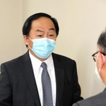県の担当者に嘆願書を提出する兵庫県透析医会の石井洋治会長＝神戸市中央区、県職員会館