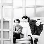 神奈川・逗子の小磯アトリエでの小磯良平と八千草さん（１９５５年、提供写真）