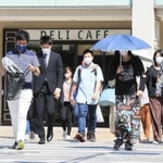 強い日差しの下、半袖姿や日傘を差す人の姿が見られた＝１１日午前、神戸市中央区（撮影・鈴木雅之）