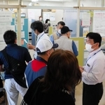 暗証番号の再設定などのため訪れた市民で混雑したマイナンバーカードの窓口＝午前９時３５分、尼崎市役所