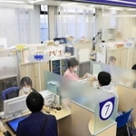 給付金のオンライン申請で必要なマイナンバーカードの手続きに訪れた市民ら＝１１日午後、神戸市長田区北町３、長田区役所（撮影・斎藤雅志）