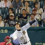 阪神時代の新井さん＝２０１３年、甲子園球場（撮影・飯室逸平）