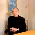 「瑠璃色の地球を歌い、夢と希望を探しに行きましょう」と話す松本隆さん（「ＫＯＢＥ＿ＴＶ」の動画から）