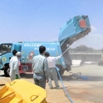 ごみ収集車の消火にあたる作業員ら（明石市提供）